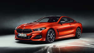 攝影棚中亮橙色BMW 8系轎跑車，帶有戲劇性燈光和反射。 — Audi R8 GIF 壁紙
