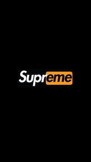 Supreme 品牌標誌，在黑色背景上以白色和橙色文字呈現。