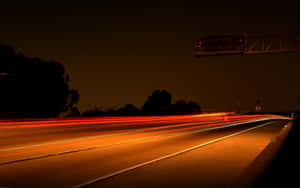夜間高速公路，帶有紅色和白色汽車燈光的條紋。