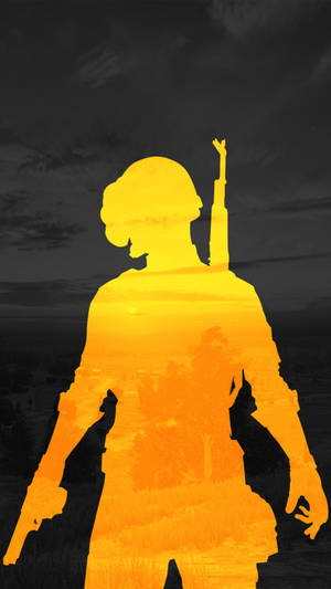 士兵持武器的剪影，背景是陰暗的天空和橙色光芒。