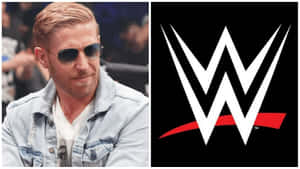 WWE摔角手Cody Rhodes戴住太陽眼鏡同牛仔褸，企喺WWE標誌旁邊。