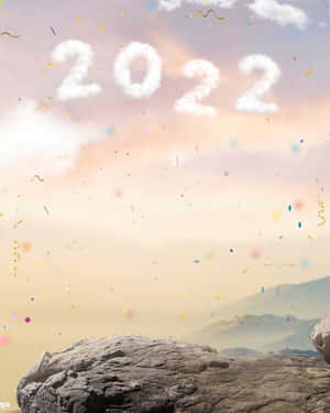 形成2022年嘅雲，紙屑喺岩石景觀上飄落。