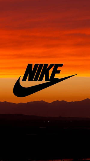 Nike標誌映襯著充滿活力的橙色日落，帶有山脈剪影。