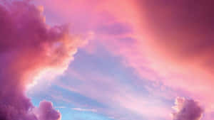 粉紫色雲彩在暮色天空中發光