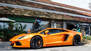 橙色林寶堅尼Aventador開門停在建築物附近的街道上。