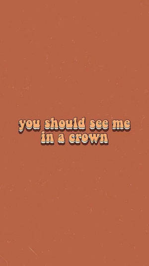 文字引用「you should see me in a crown」，背景為有紋理的棕色。