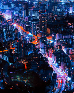 夜晚城市鳥瞰圖，霓虹燈和交通痕跡閃爍。 — 夜晚 GIF 壁紙