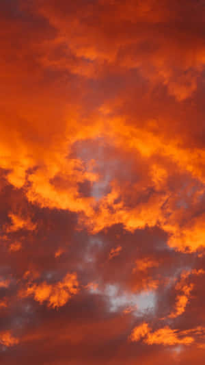 熾熱的橙色和紅色雲彩主導了戲劇性的日落天空。