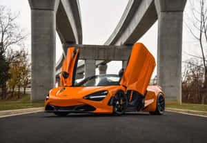 橙色McLaren跑車，打開鷗翼車門，在混凝土天橋下。 — 汽車 壁紙