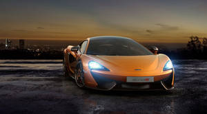 橙色McLaren 570S跑車停在日落時分的濕屋頂上，背景是城市燈光。