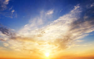 夕陽天空，金色雲朵和深藍色調
