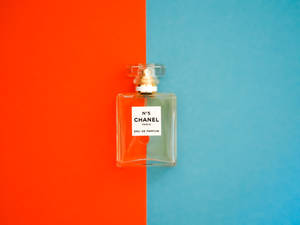 Chanel No 5 香水瓶在橙色和藍色背景前