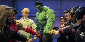 Marvel動作人偶的緊張對峙場景。 — 復仇者聯盟 壁紙