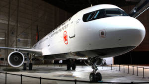 加拿大航空飛機在機庫中展示，參觀者觀看。