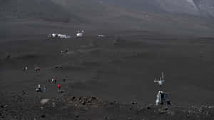 科學家在黑色火山場地使用車輛和設備進行研究。 — 機械人 壁紙