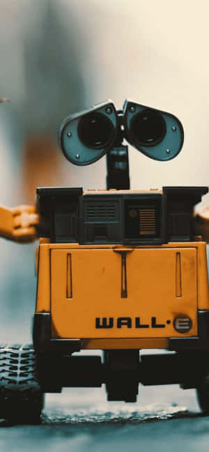 黃色WALL-E機械人玩具，具有大型雙筒望遠鏡眼睛和可見的品牌標誌。