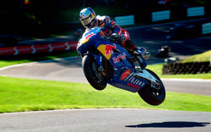 電單車手在日落時分的賽道上傾斜入彎。
