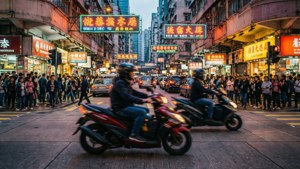 黃昏時分繁忙的城市街道，有摩托車和霓虹燈招牌。