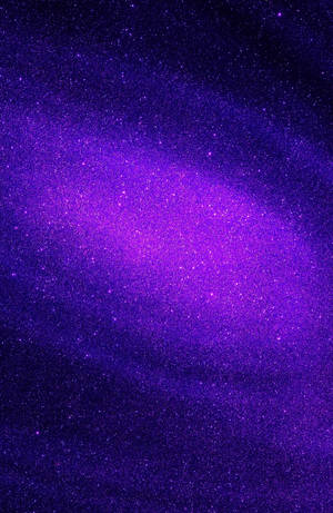 深空中充滿星星的鮮豔紫色星系