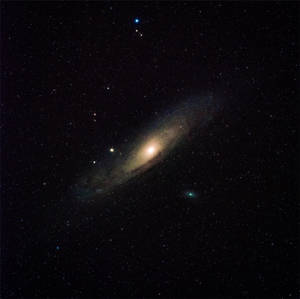 螺旋星系，明亮核心和旋轉臂，在遙遠恆星之間。