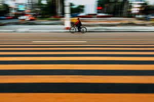 單車手正在移動中穿過條紋行人過路處 — 道路 壁紙
