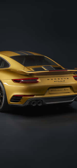 金色保時捷911 Turbo S跑車在攝影棚中帶有黑色點綴。
