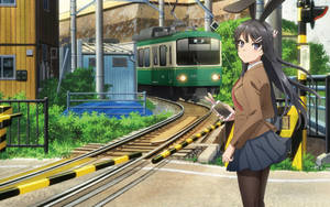 動漫女孩戴着兔耳在火車平交道，一列綠色火車到達。
