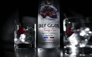 冰鎮 Grey Goose Cherry Noir 伏特加，搭配冰塊和櫻桃裝飾的玻璃杯。