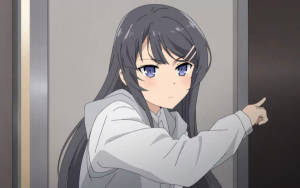 深色長髮和藍色眼睛的動漫女孩在走廊上向前指。