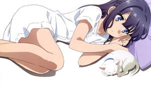 紫髮動漫女孩在紫色枕頭上睡在白貓旁邊。