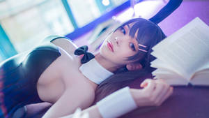 一位穿著cosplay的人躺在沙發上，手裡拿著一本打開的書。
