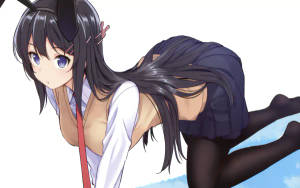 貓耳動漫女孩穿著校服在藍天下向前傾。