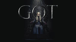 Daenerys Targaryen 坐在鐵王座上，背後有 'GOT' 字母。