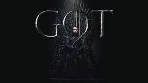 一位女王坐在鐵王座上，身後有「GOT」標誌，光線昏暗。