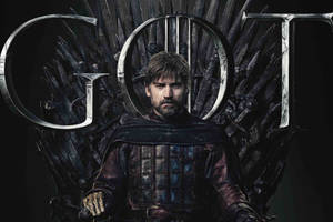 穿盔甲的男人坐在鐵王座上，背後有「GOT」字母。