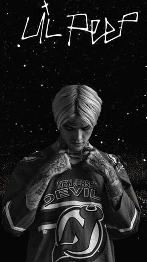 Lil Peep 身穿新澤西魔鬼隊球衣，在星空下，他的名字寫在上面。