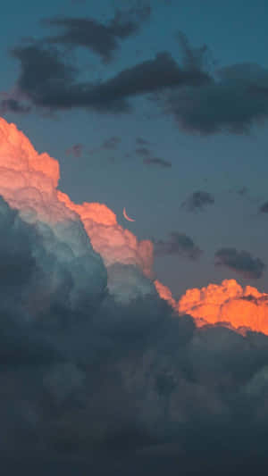 黃昏時橙色和藍色雲層上的新月 — 天空景觀 壁紙
