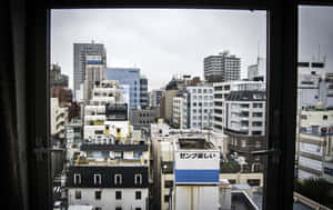 從窗戶俯瞰陰天下密集的日本城市景觀。