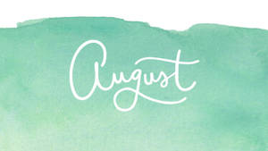 August 以白色草書寫在薄荷綠色水彩背景上。