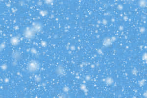 雪花在柔和的藍天下飄落，構成冬日景象。
