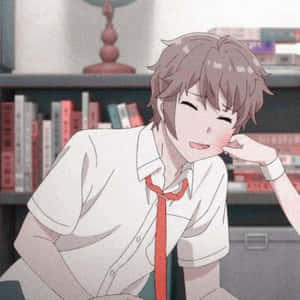 動漫男孩穿著白襯衫和紅色領帶，在書架旁微笑著用手托著下巴。