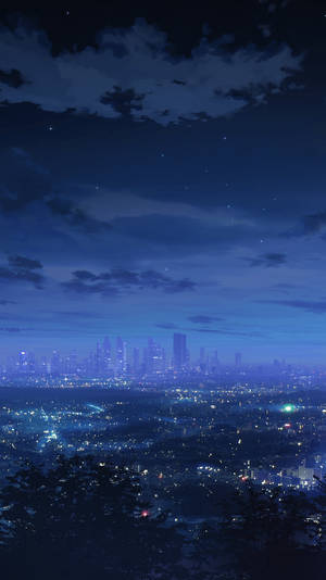 夜晚的城市天際線，在星空下閃爍著燈光。