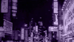 紫色調嘅夜晚東京街道，發光招牌同高樓大廈。