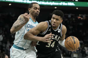 兩名NBA籃球運動員在比賽中行動，一人帶球突破，同時被防守。