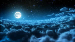 滿月在藍色雲海上空閃耀，星空點綴夜空。
