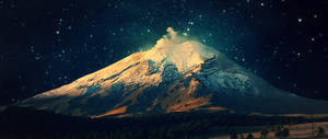積雪火山在夜空下爆發，熔岩發光，星空閃爍。