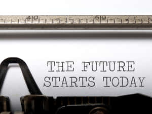 復古打字機，帶有打出「The Future Starts Today」的訊息