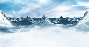 在藍天下，白雪皚皚的山脈聳立於雲層之上。
