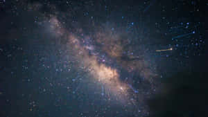 銀河系與流星劃過夜空。 — 太空 壁紙