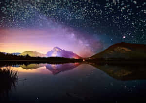 繁星點點的夜空，銀河倒映在山間湖泊中。